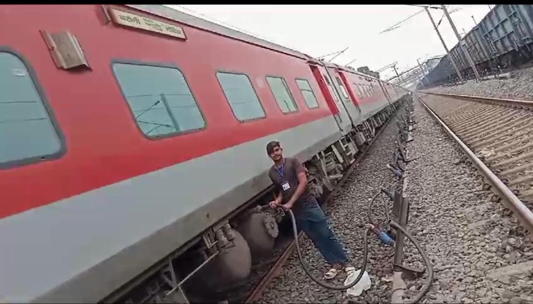 <em>क्विक वाटरिंग सिस्टम द्वारा उसलापुर स्टेशन में 30 ट्रेनों में की जा रही त्वरित वाटरिंग </em>