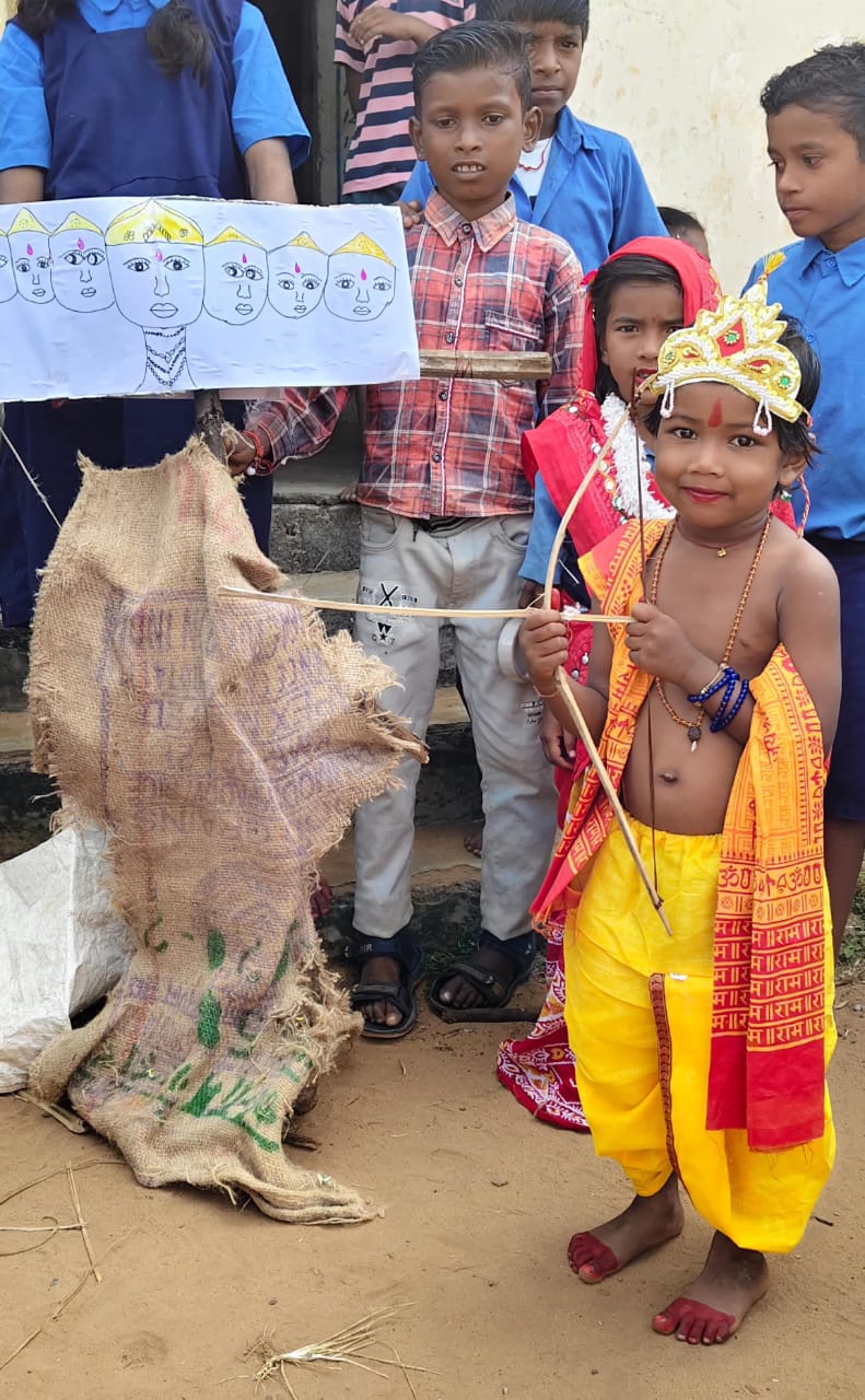 बैग लेस डे पर बच्चों को श्री राम की मर्यादा, लक्ष्मण जैसा भ्राता प्रेम और दशहरा, दीपावली पर्व के बारे में बताया