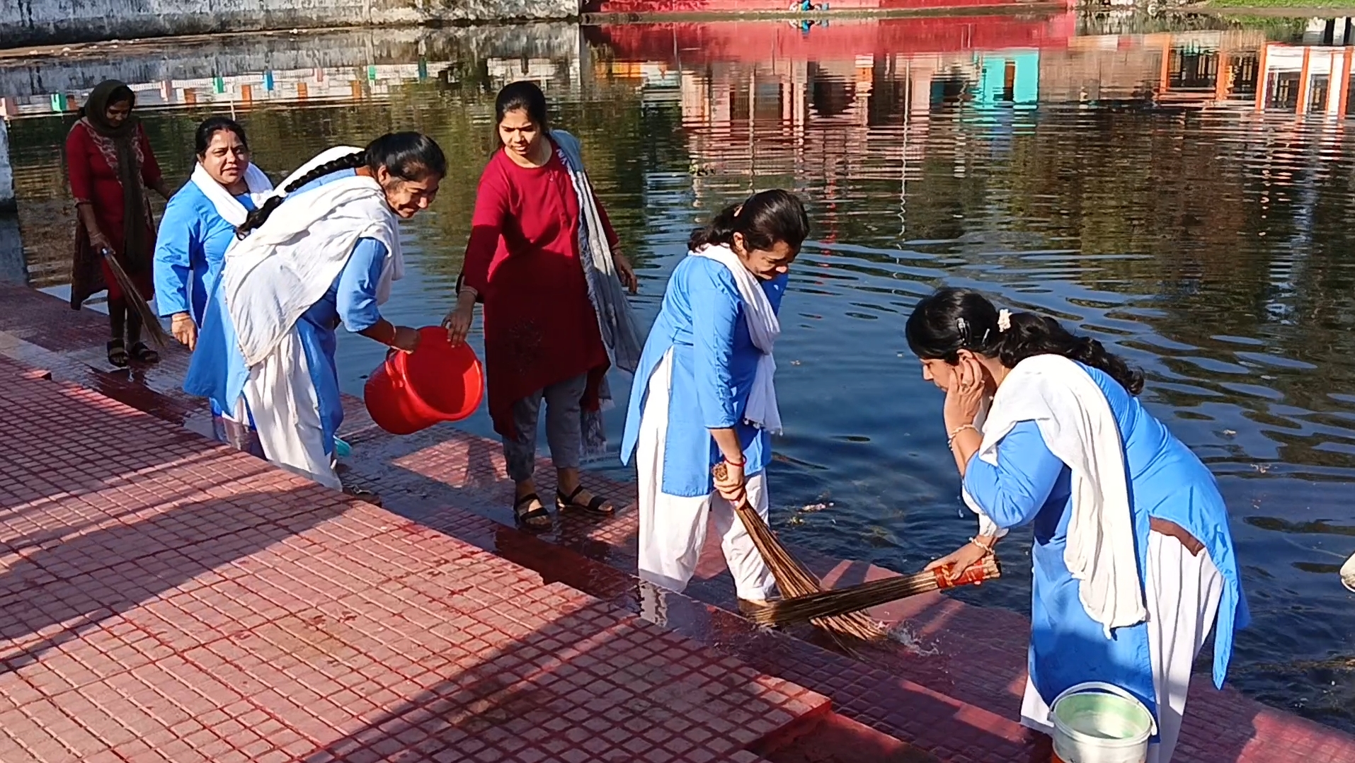 मनेन्द्रगढ़ में संत निरंकारी मिशन ने प्रोजेक्ट अमृत के तहत की तालाब की साफ-सफाई